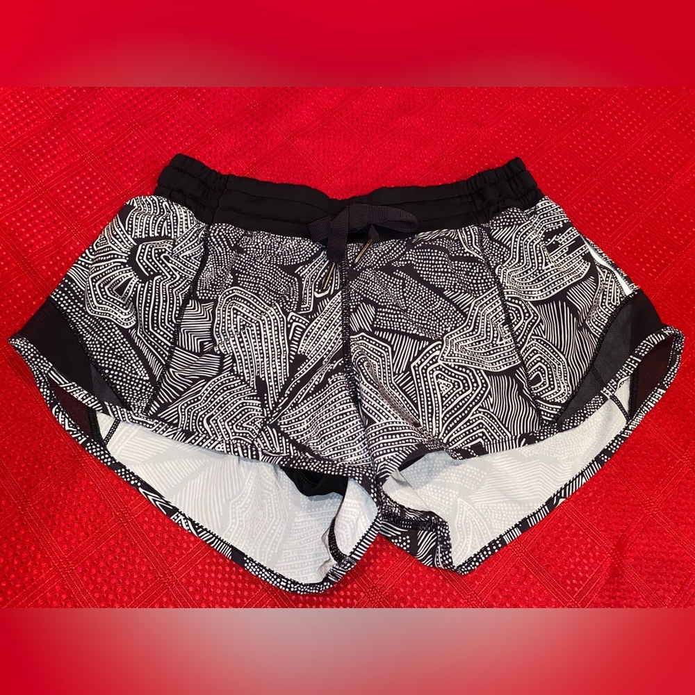 Lululemon Hotty Hot Short Low Rise 2.5” Inseam Size 4 Dottie Tribe White Black